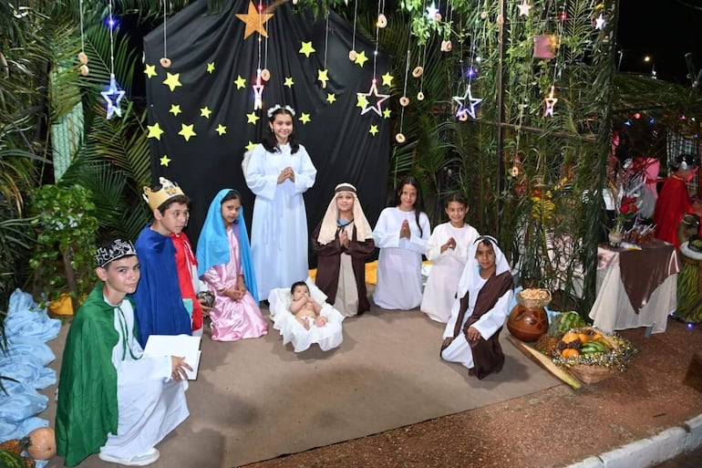 Con atractivos cuadros vivientes recrean el nacimiento del Niño Jesús.