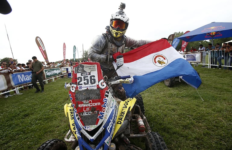 Festejo de Nelson Sanabria, luego del 4° puesto logrado en 2015.