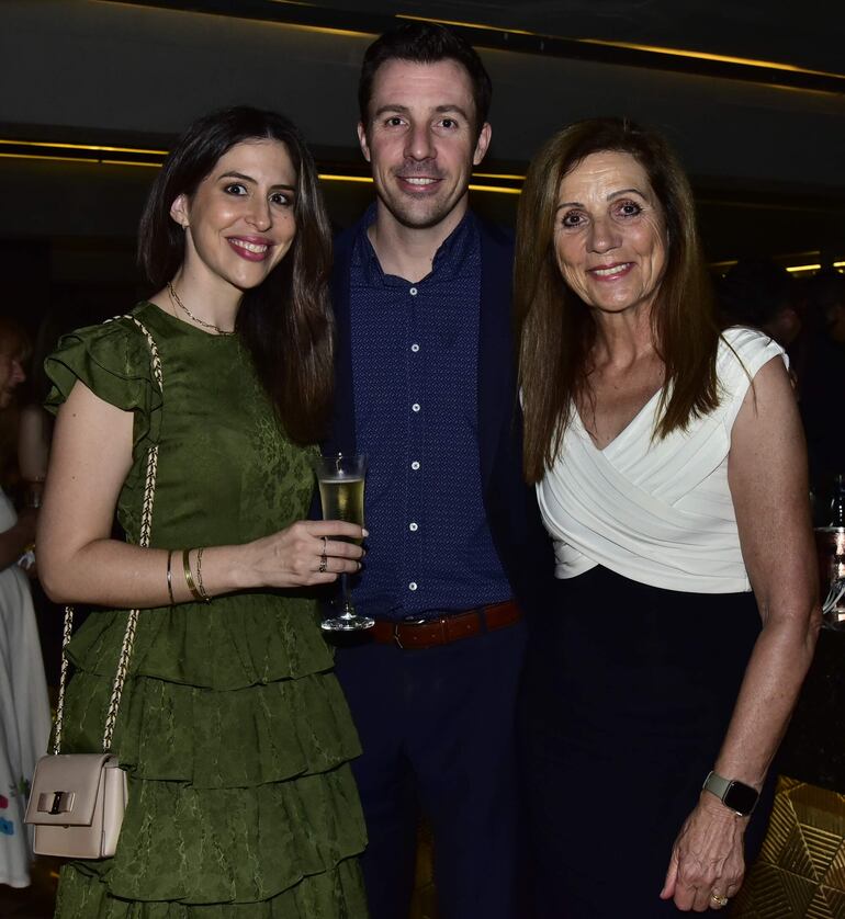 Jazmín Cartes, Michael Emmott y Penny Emmott.