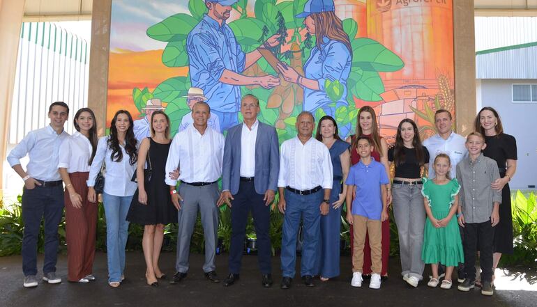 Integrantes de la familia Sarabia que acaba inaugurar una planta de semillas en Alto Paraná.