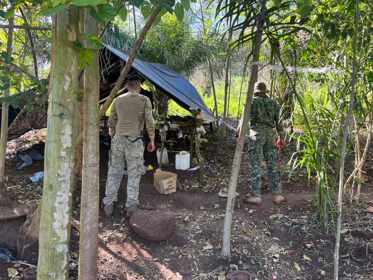 Campamentos precarios usados por los cultivadores de marihuana.