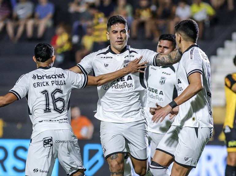 Jorge Recalde (c), futbolista del Ceará, celebra un gol en un partido de la Serie B de Brasil.