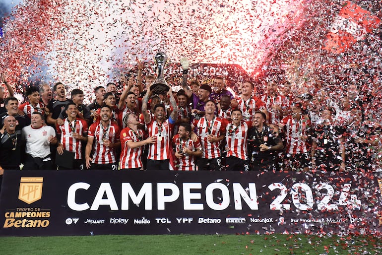 Jugadores de Estudiantes de La Plata celebran una nueva conquista  en el fútbol argentino, el Trofeo de Campeones 2024. EFE