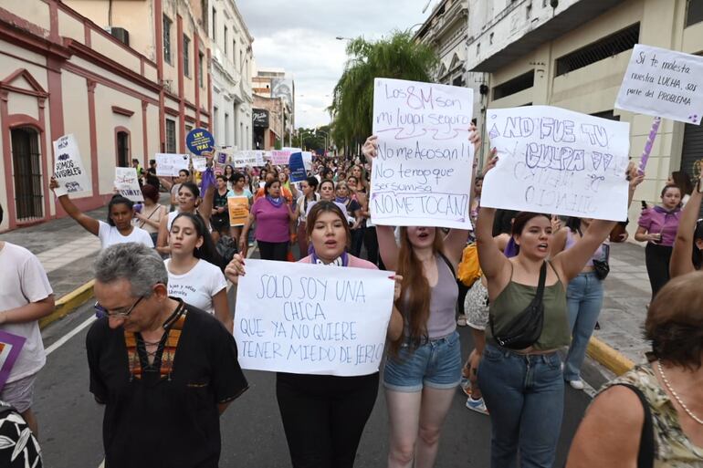 Marcha 8M por la calle Palma de Asunción, en el marco del Día Internacional de la Mujer.