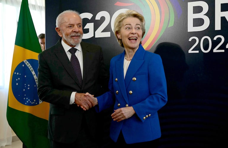 El presidente de Brasil, Luiz Inacio Lula da Silva, da la bienvenida a la presidenta de la Comisión Europea, Ursula von der Leyen.