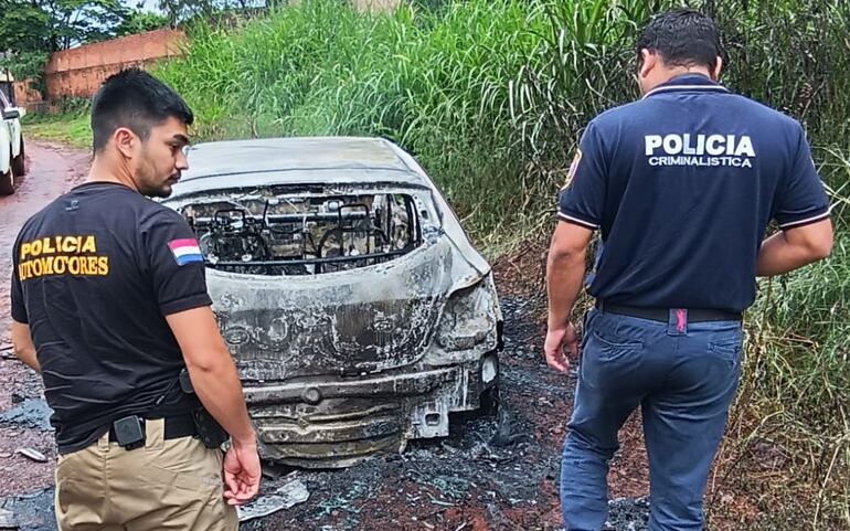 Los delincuentes incendiaron el rodado utilizado para el asalto y siguieron con su fuga.