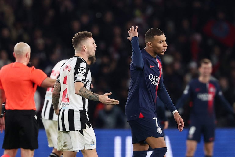 El delantero francés del Paris Saint-Germain #07 Kylian Mbappe (R) discute con el defensor inglés del Newcastle United #02 Kieran Trippier durante la primera ronda de la Liga de Campeones de la UEFA, día 5, partido de fútbol del Grupo F entre el Paris Saint-Germain (PSG) y el Newcastle United el 28 de noviembre de 2023 en el estadio Parc des Princes de París.