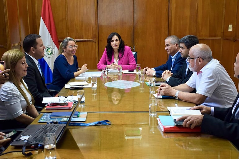 La ministra del MOPC Claudia Centurión y la titular de la Senatur Angie Duarte se reunieron esta semana.