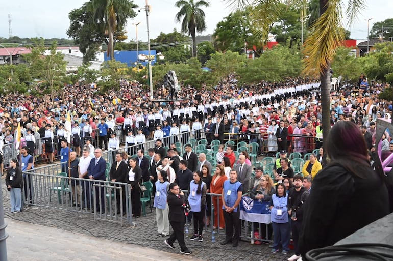 Casi nula presencia de autoridades en misa central de Caacupé.