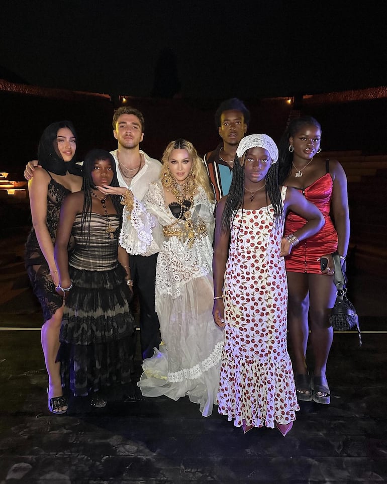 Madonna con sus hijos: Lola, Rocco, David Banda, Mercy James y las mellizas Stella y Estere. (Instagram/Madonna)