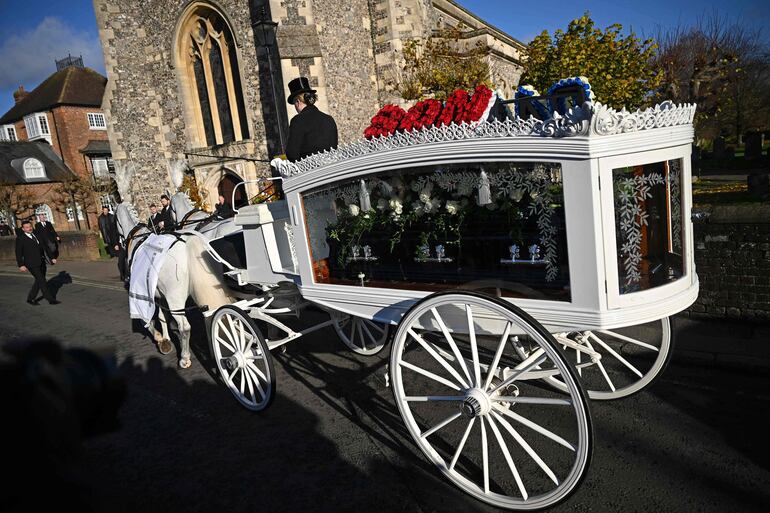 El carruaje tirado por caballos que transporta el ataúd del fallecido cantante de One Direction, Liam Payne, llegando antes de su funeral a una iglesia en Home Counties, al oeste de Londres.