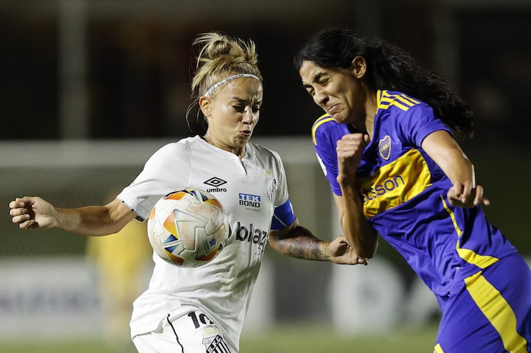 AME6670. YPANÉ (PARAGUAY), 12/10/2024.- Thais Guedes de Santos (i) disputa el balón contra Yohana Masagli de Boca Juniors este sábado, en un partido de los cuartos de final de la Copa Libertadores Femenina entre Santos y Boca Juniors en el estadio Carfem de Ypané (Paraguay). EFE/ Juan Pablo Pino
