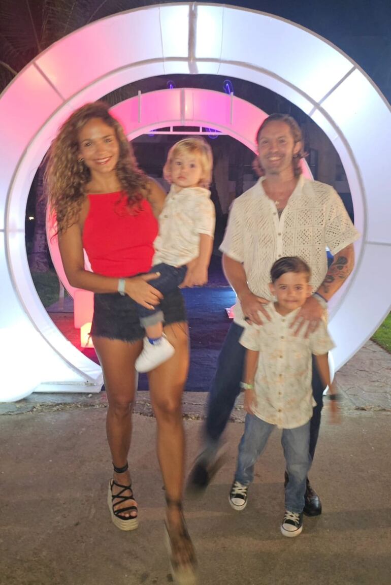 ¡Hermosa familia! Anto Volpe y Chirola Ruiz Díaz con sus dos tesoritos. (Instagram/Anto Volpe)