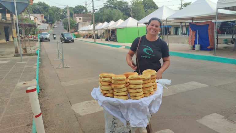 Marta Escurra, chipera del barrio Santa Ana, de Caacupé expresa su satisfacción por la venta del alimento nacional.