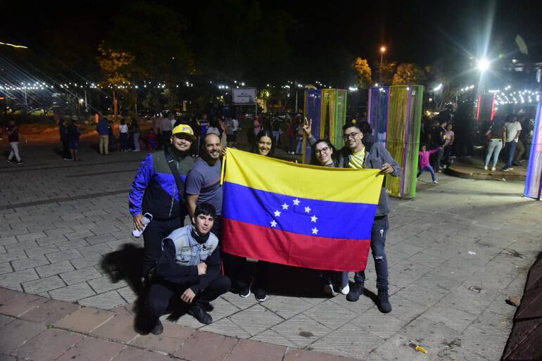 Venezolanos en Paraguay aguardan los resultados de las elecciones. Están en vigilia en la Plaza de la Democracia.