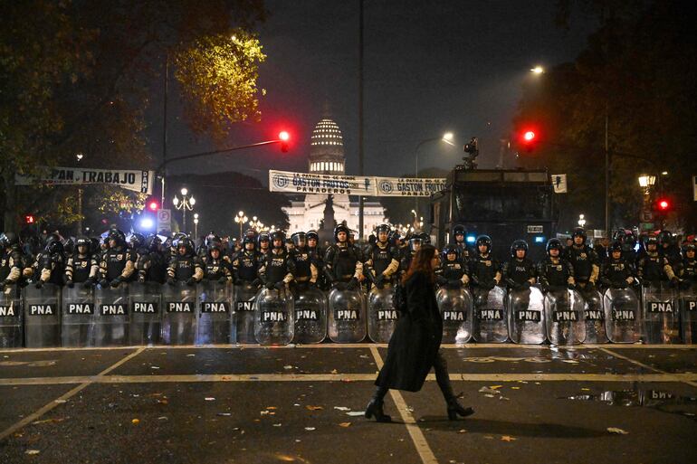 La policía antidisturbios custodia los alrededores del Congreso Nacional durante una protesta en Buenos Aires el 12 de junio de 2024.