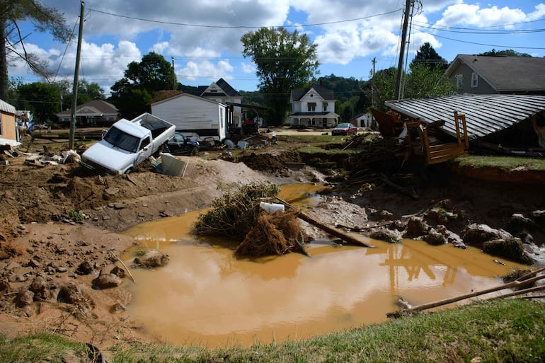 Los daños y las inundaciones residuales de Mill Creek se observan después del huracán Helene el 29 de septiembre de 2024 en Old Fort, Carolina del Norte.