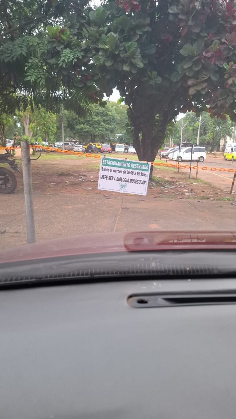 Los jefes y directivos del Hospital Nacional de Itauguá cuentan con estacionamiento exciusivo con letreros y cadenas bajo candado, mientras que los funcionarios de menor rango estacionan sus vehículos en lugares apartados, expuestos al ser objetos de robo y tortolerismo.