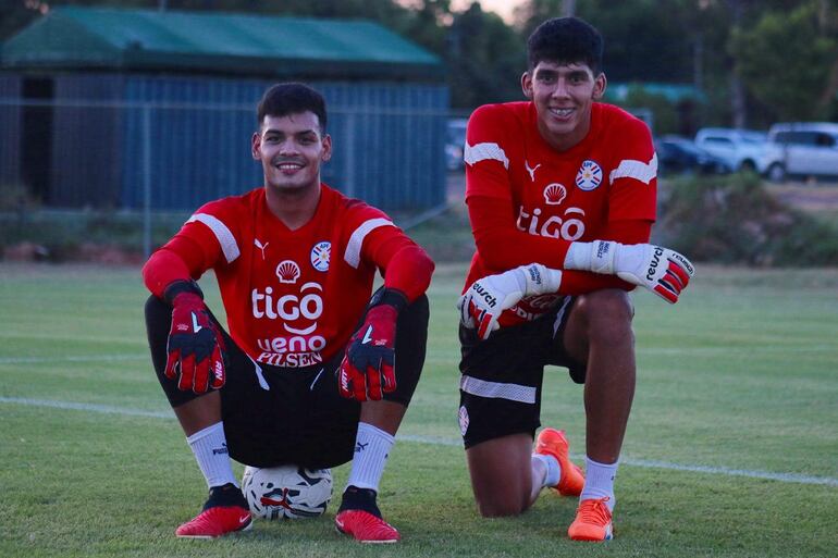 Ángel Ariel González (der.), golero titular albirrojo, en compañía de Rodrigo Frutos.