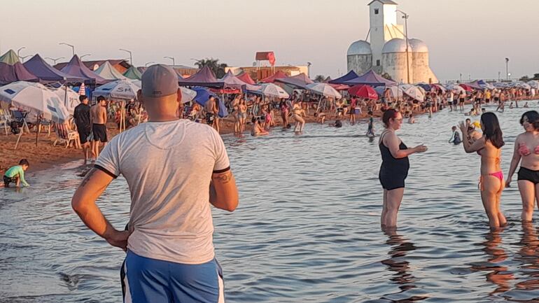 Turistas en la Playa San José en viernes Santo.