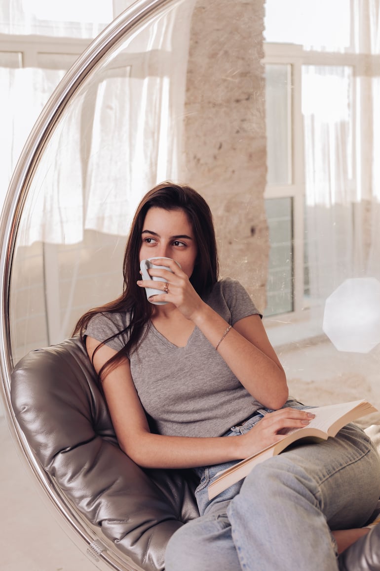 Imagen de una mujer bebiendo un café.