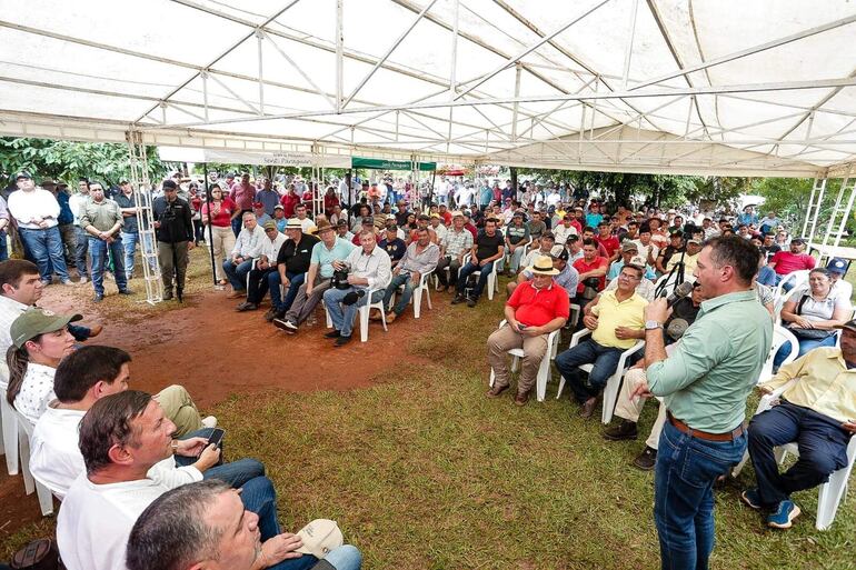 El ministro de Agricultura y Ganadería, Carlos Giménez, dirigiéndose a los presentes.