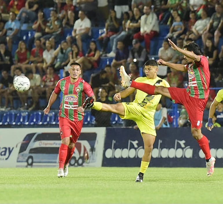 Edgar Ferreira y José Espínola, en la disputa del balón.