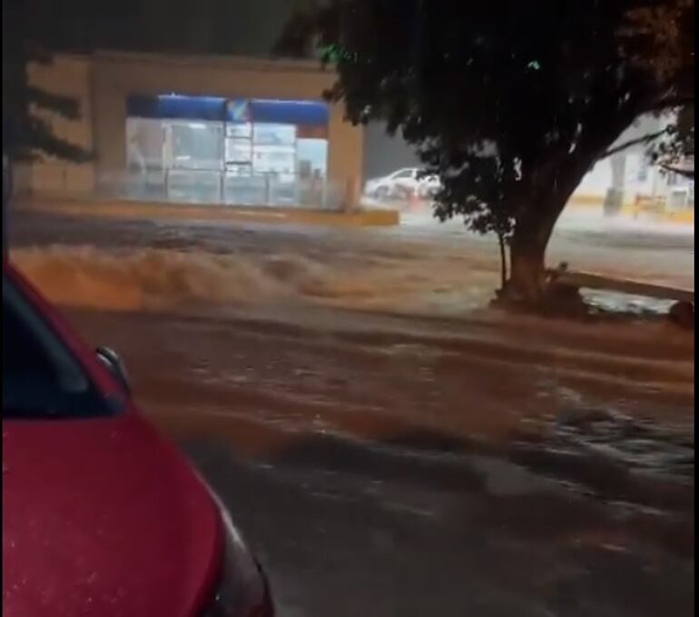 Raudales en Lambaré ponen en peligro nuevamente a la ciudadanía. Las obras en el puente no pudieron iniciar.