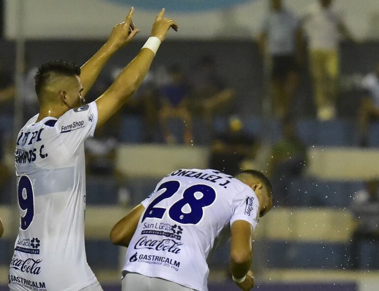 Christian Ocampos, futbolista de Sportivo Ameliano, celebra un gol en el partido frente 2 de Mayo de Pedro Juan Caballero por la cuarta fecha del torneo Apertura 2025 del fútbol paraguayo en el estadio Luis Salinas, en Itauguá, Paraguay. 