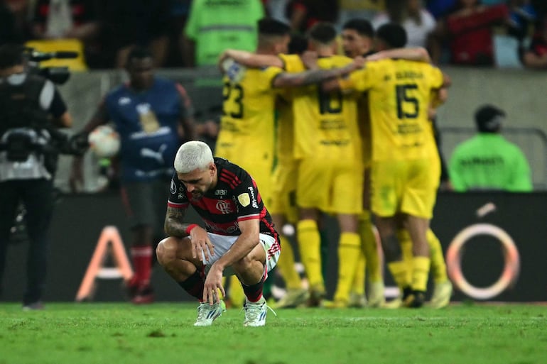 El uruguayo Giorgian de Arrascaeta, jugador de Peñarol, lamenta un gol de Peñarol en el partido por los cuartos de final de la Copa Libertadores 2024 en el estadio Maracaná, en Río de Janeiro, Brasil.