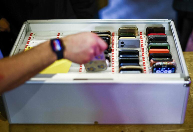 Teléfonos móviles entregados por las personas que asistieron a un evento organizado por The Offline Club en el Sherriff Centre de Londres.