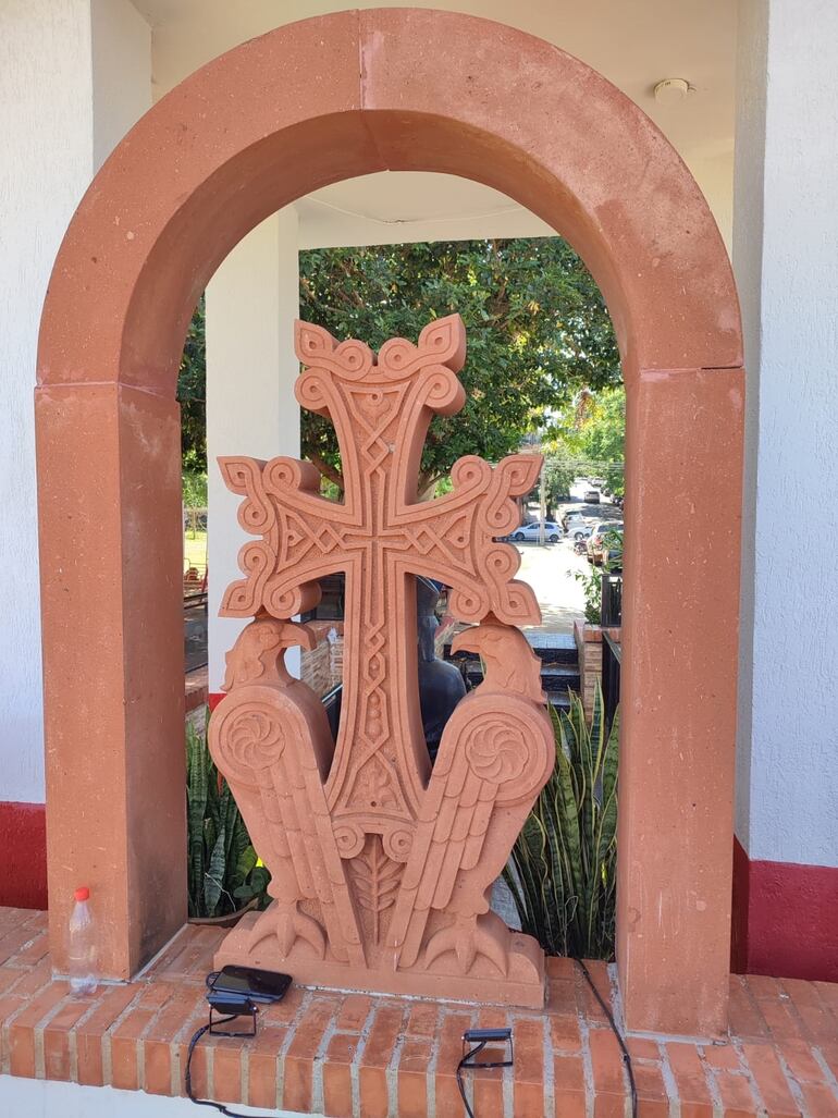 Detalle de la cruz de piedra traída de Armenia.