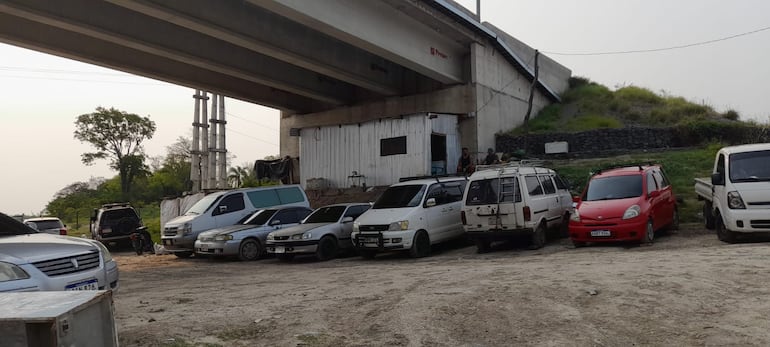 En la foto se observa la casilla del pescador Rosalino Espinoza, ubicado bajo el puente sobre el río Tebicuary en el km 38 de la ruta PY 19. La fiscalía desalojo al hombre del lugar por estar bajo la franja de dominio del MOPC. También cientos de turistas desembarcan en el lugar y dejan sus vehículos en la zona.