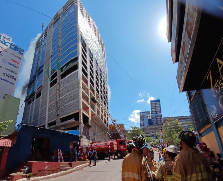 Los bomberos sofocaron el incendio en el edificio en construcción de la empresa Flytec.