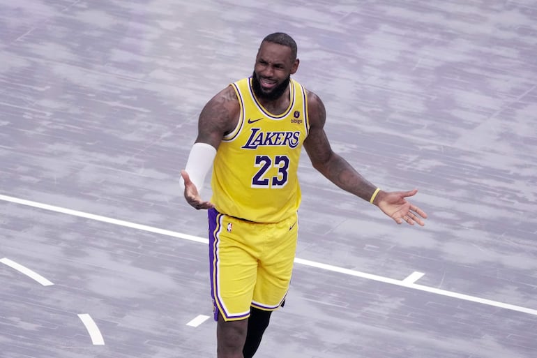 LeBron James de Los Ángeles Lakers reacciona este miércoles, antes de un partido de baloncesto de la NBA ante Memphis Grizzlies en el FedEx Forum en Memphis (EE.UU.).