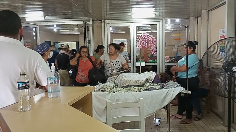 Paciente y familiares dentro del Hospital Nacional de Itauguá.