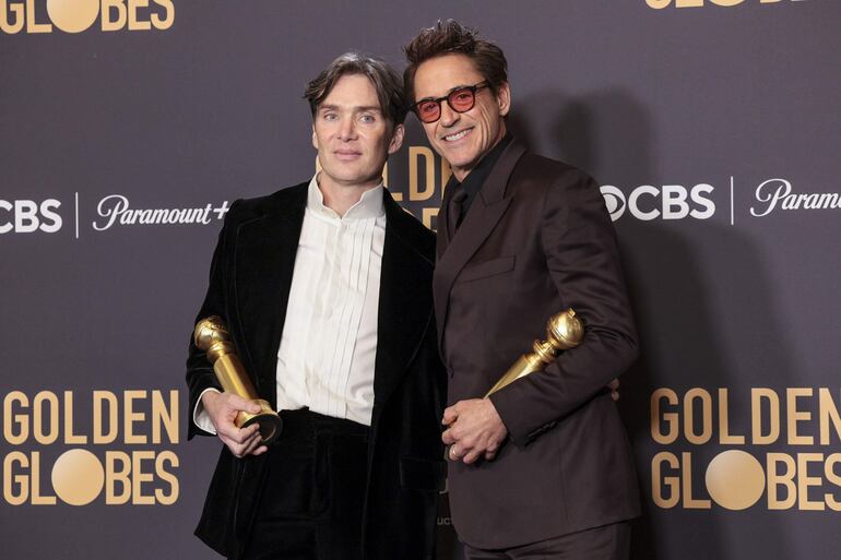 El actor irlandés Cillian Murphy y el actor estadounidense Robert Downey Jr. con sus Globos de Oro por sus actuaciones en "Oppenheimer".