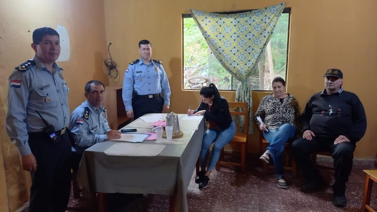 El jefe de la Comisaría 63 de San Antonio, comisario principal Gustavo Escobar, recibió a los comisarios Adriano Méndez y Joel Cabrera, quienes dialogaron con integrantes de comisiones vecinales para conocer la realidad de la zona.