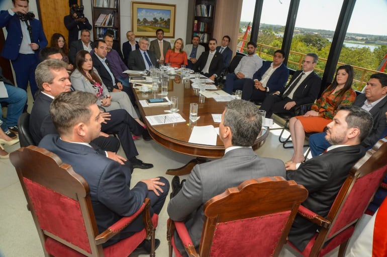 Reunión de mesa directiva de Diputados con presencia de Santiago Peña y Pedro Alliana.