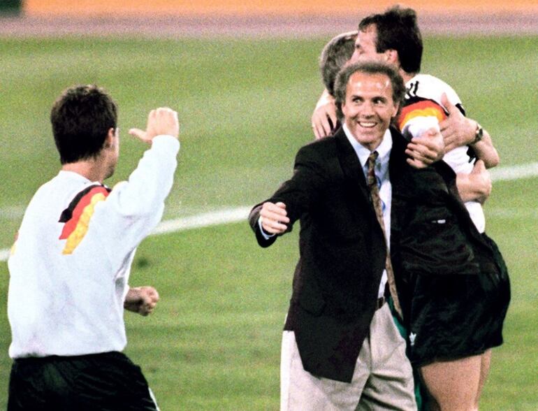 Beckenbauer, celebrando el campeonato del Mundo en 1990, como entrenador.