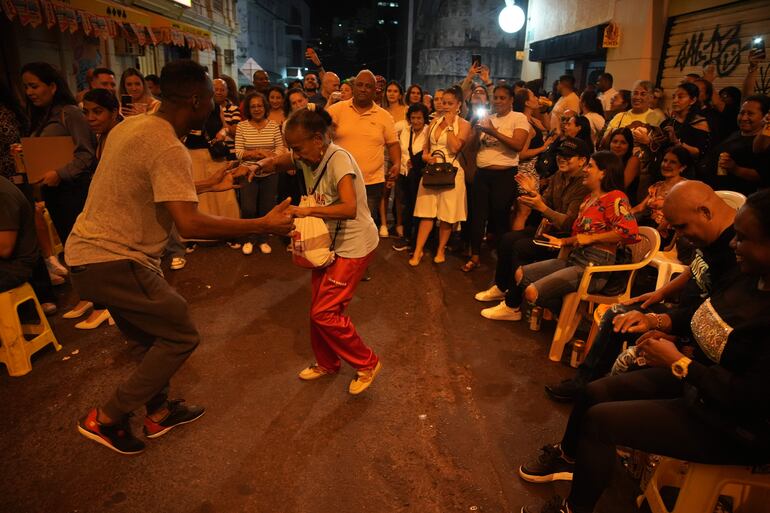 Personas bailando en la 'Calle del Sabor' en Cali (Colombia). 