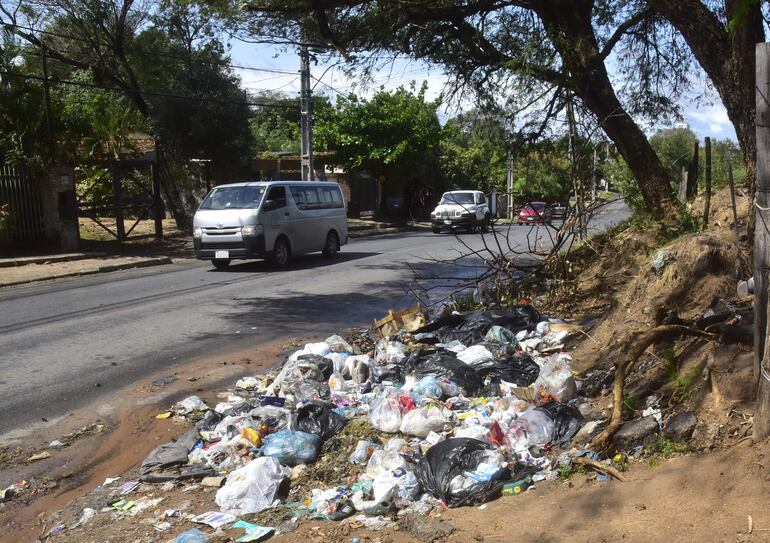 Las familias no tienen un lugar en donde depositar la basura, por lo que la arrojan a un costado de la calle, en la entrada al terreno. Esperan que la Municipalidad retire las bolsas de residuos.