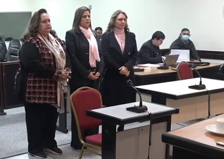 Las diputadas Norma Camacho (i), Kattya González y Rocío Vallejo declararon hoy en el juicio oral al clan Ferreira.
