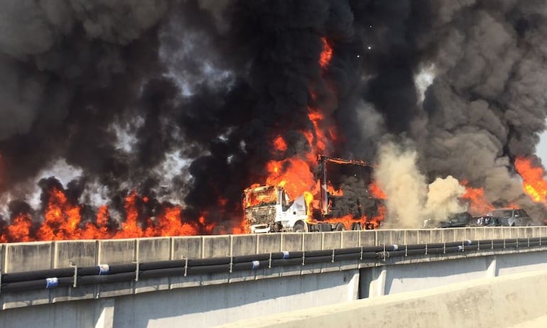 Al menos cinco personas fallecieron y otras 11 resultaron heridas tras el aparatoso accidente ocurrido este sábado al sur de Brasil, en el que decenas de tractocamiones chocaron unos con otros llevándose por delante varios vehículos particulares, según el último reporte de la Policía de Carreteras.    Foto ilustrativa.