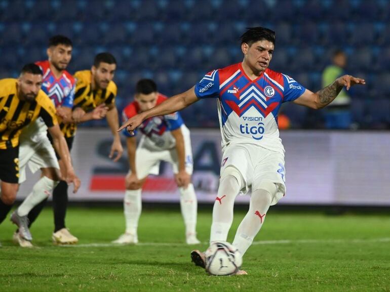 El argentino Claudio Aquino, atacante de Cerro Porteño, durante el penal ejecutado y convertido contra Guaraní por la decimocuarta jornada del torneo Apertura 2023 del fútbol paraguayo en el estadio Defensores del Chaco, en Asunción.