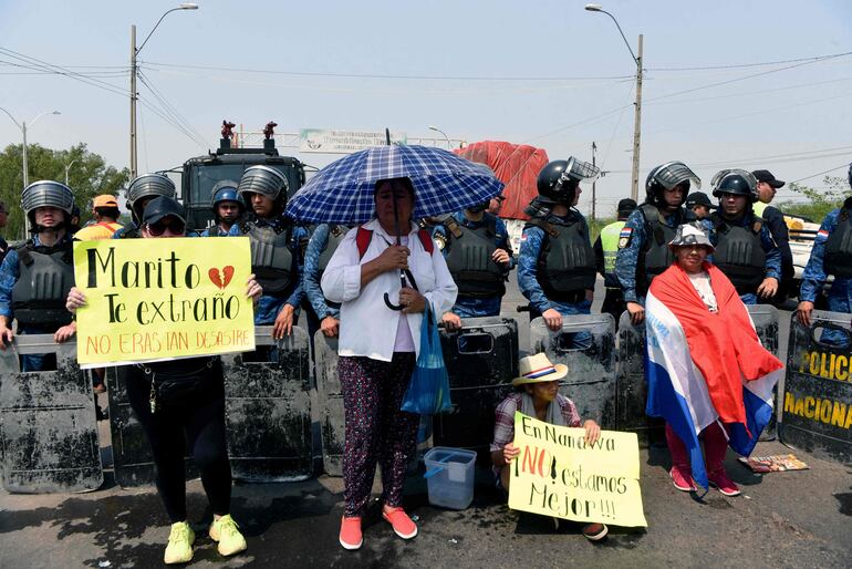 Commercial traders from the Nanawa area, on the border with Clorinda, Argentina, protest at the Remanso bridgehead on the outskirts of Asuncion on September 18, 2023. (Photo by NORBERTO DUARTE / AFP)