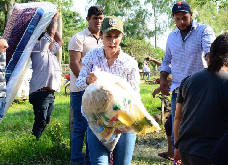 Momento de la entrega de víveres, colchones  y carpas a familias evacuadas por la crecida del río Tebicuary en María Antonia.