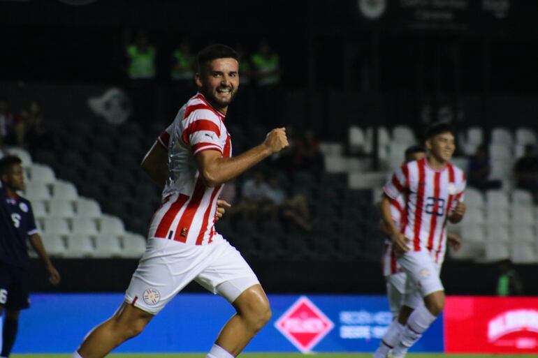 Fernando Román, futbolista de la selección paraguaya Sub 23, celebra un gol en el partido frente a República Dominicana en un amistoso en el estadio La Huerta, en Asunción, Paraguay.