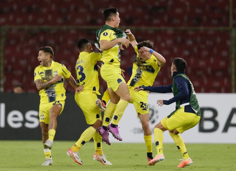 Los futbolistas del Sportivo Trinidense celebran un gol en el partido frente a El Nacional por la Fase 2 de la Copa Libertadores 2024 en el estadio Rodrigo Paz Delgado, en Quito, Ecuador.