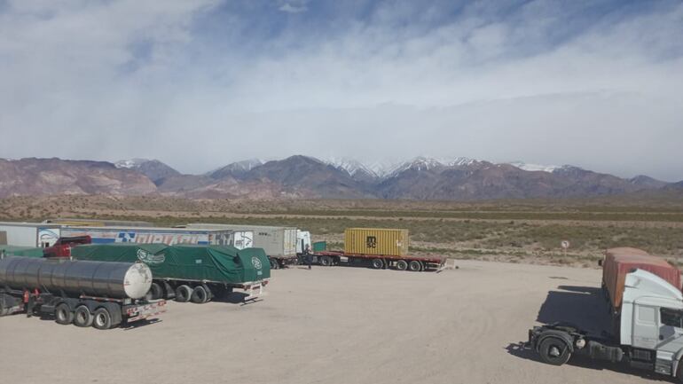 Camioneros varados en Argentina, primero combustible y ahora nieve